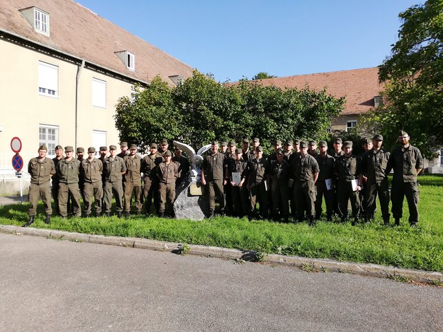 Die Absolventen der Ausbildung, die Ausbildner, der Lehrgangskommandant Hauptmann Herker und der Kommandant Oberst Kraft.