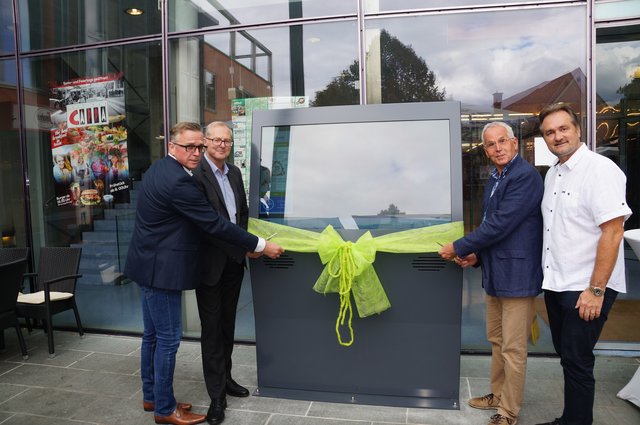 Der neue Info-Point wurde von Bgm. Helmut Linhart, den Vize-Bgm. Bernd Jammernegg und Alois Lipp sowie STR Hans Bernsteiner eröffnet.