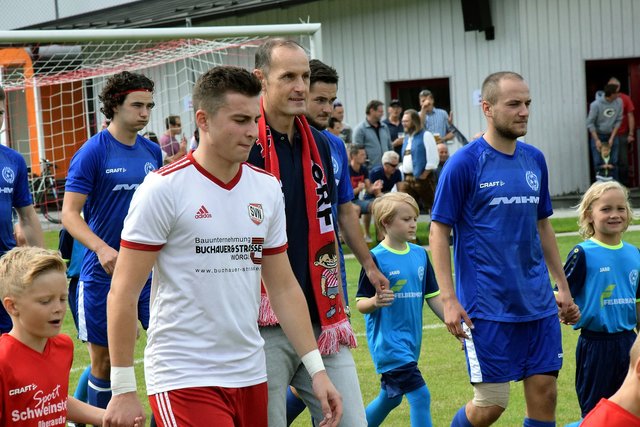 SV Niederndorf (weiß) vs. SVG Erl (blau) - Ehrenanstoss von Heiko Herlich. | Foto: Frioedl Schwaighofer