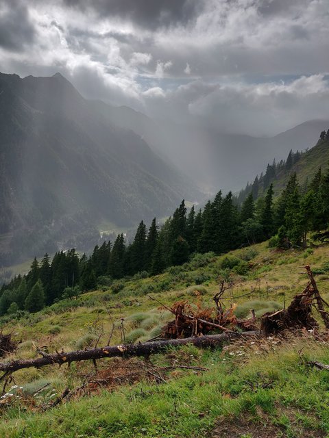die starken Luftströme jagen in großer Höhe die drohende Wolkenmasse vor sich her ...