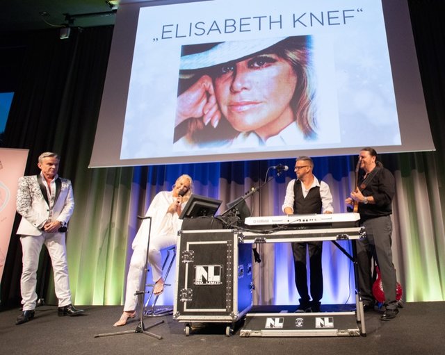 Sommernachtsfest-Gründerin Elisabeth Bacher-Bracke begeisterte das Publikum als "Elisabeth Knef".