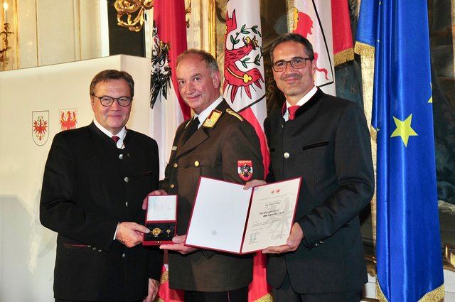 Peter Hölzl aus Ellbögen erhielt das Verdienstkreuz für seine Verdienste um das Feuerwehrwesen in Tirol.