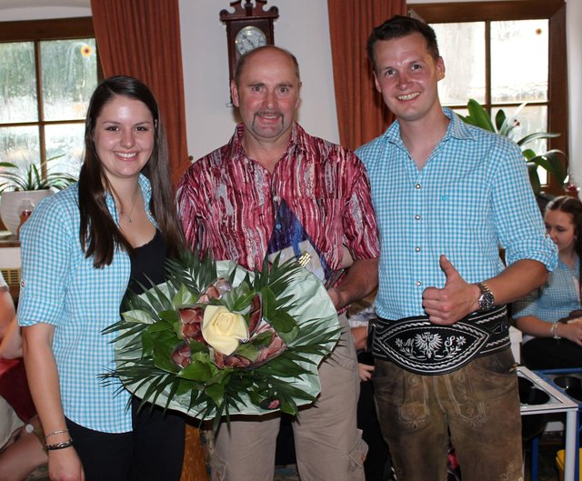 Tagesbester Peter Hausberger aus Alpach (mi) mit OL Anna Landmann und Obm. Sebastian Mayr.