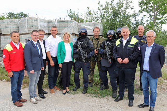 Beeindruckt von der Übung "Active Shooting!" im Rahmen des SAM.I Rescue Camps in Mörbisch: Wolfgang Dihanits (Landesgeschäftsführer Samariterbund Burgenland), LAbg. Géza Molnár, Michael Gerbavsits, LR Heinrich Dorner, LRin Daniela Winkler, SAM.I-Vizepräsident Reinhard Hundsmüller, SAM.I-Generalsekretär Ivo Bonamico und Mitglieder der Spezialeinheit der Polizei.