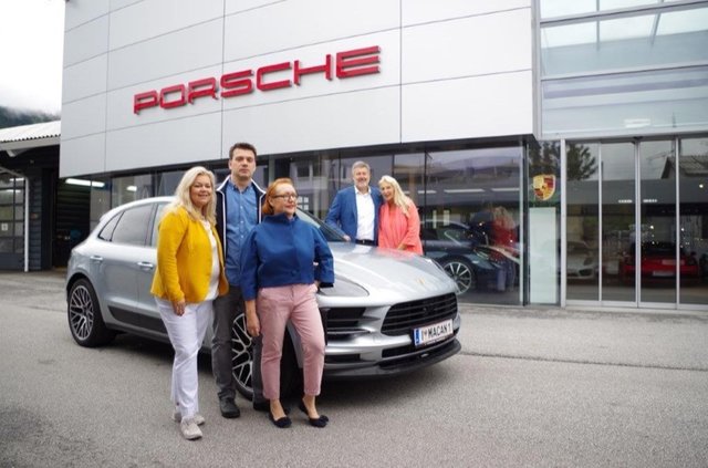Porsche für ein Wochenende: Michael und Manuela Wedemann (li.) mit Lions-Präsidentin Angelika Kirchmair, Porsche-GF Gerhard Mairhofer und Elisabeth Bacher-Bracke | Foto: Lions
