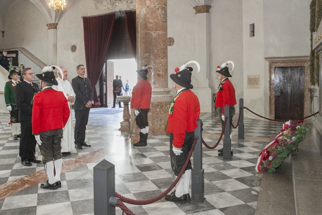 LH Günther Platter, LH Arno Kompatscher und Prälat Raimund Schreier beim Andreas-Hofer-Grabmal in der Hofkirche. | Foto: Land Tirol/Die Fotografen