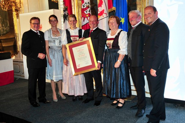 Stefan Gstir aus Nierndorferberg („Bichler") darf mit seinem Bauernhof nun den Titel "Erbhof" führen.  | Foto: Manfred Hassl