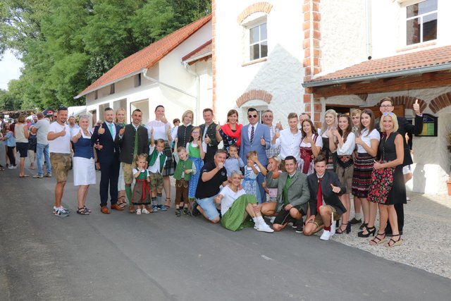 Szilvia und Günter Zaunschirm im Kreis der Ehrengäste und Models beim traditionellen Kellerschlössl-Hoffest in Unterlungitz. | Foto: Alfred Mayer