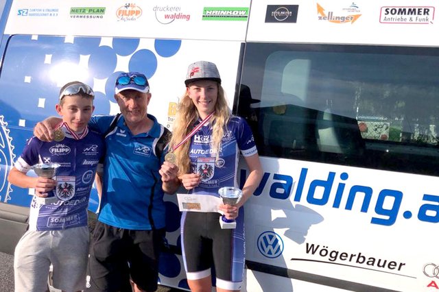 Valentin Zobl (U13) und Laura Schöttl (Juniorinnen) mit Landestrainer Karl Hammerschmid.