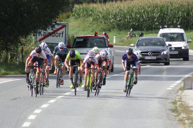Adrian Stieger (ganz rechts in blau) beim Zielsprint im Rennen der U17. | Foto: Karl Hammerschmid/Radclub Walding
