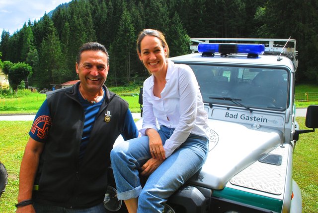 Puls 4 TV Moderatorin Bianca Schwarzjirg,im Bild mit Obmann Roland Pfund,ist ein großer Fan der Bad Gasteiner Bergretter.