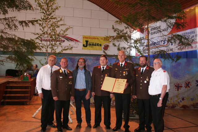 Der Geehrte Johann Resetarics (3.v.r.) mit den Gratulanten Andreas Grandits, Thomas Jandrasits, Josef Kreitzer, Daniel Zieserl, Wilhelm Stipsits und Matthias Grandits (von links).