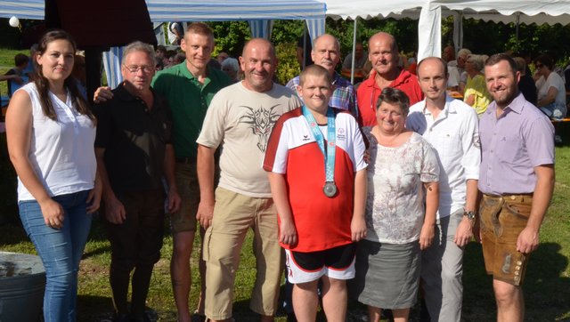 Dem erfolgreichen „Special Olympics“-Teilnehmer Alexander Domenig (Mitte mit Medaille) ist ein Denkmal gewidmet