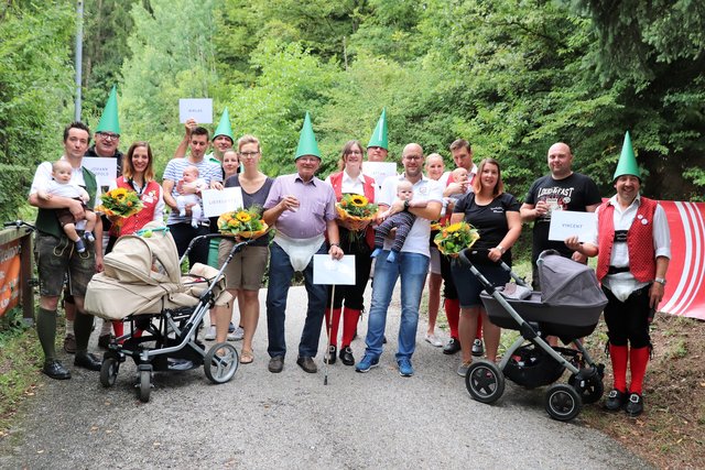 Am Foto: Die Babies JOHANN LEOPOLD, NIKLAS, LIESELOTTE, TIM, LINDA und VINCENT mit ihren Eltern und Großvätern. In der Bildmitte das „Urgestein“ der Dunkelsteiner Blasmusik, Vinzenz Seiberl. Ebenfalls seit heuer Großväter sind der Ehrenobmann Rudolf Humpelstetter und Conferencier Bertl Gundacker.