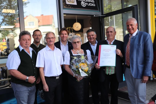v.l.n.r.: Franz Schlögl, Thomas Poller, Helmut Weber, Rupert Hofer, Edith Poller, Michael Hohl, Gerhard Poller und Günther Bauer