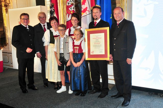 Ebenfalls über die Auszeichnung "Erbhof" freuen durfte sich Reinhard Gasteiger aus Kirchbichl („Branda").  | Foto: Manfred Hassl