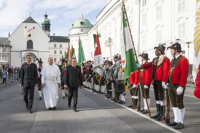 LH Arno Kompatscher, Prälat Raimund Schreier und LH Günther Platter (v.l.) beim Abschreiten der Front vor der Hofburg.