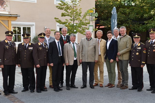 Landeshauptmann Hermann Schützenhöfer (7.v.r.) stand an der Spitze der zahlreichen Ehrengäste. | Foto: Martin Wurglits