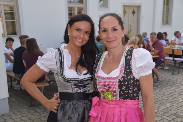 Fesch im Dirndl: Frigga Lugner (links) und Barbara Schulz. | Foto: Martin Wurglits
