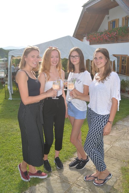 Die Jugend stieß auf ein gelungenes Fest an: Hannah und Marlene Hoffmann, Verena Mühl und Julia Ruiter