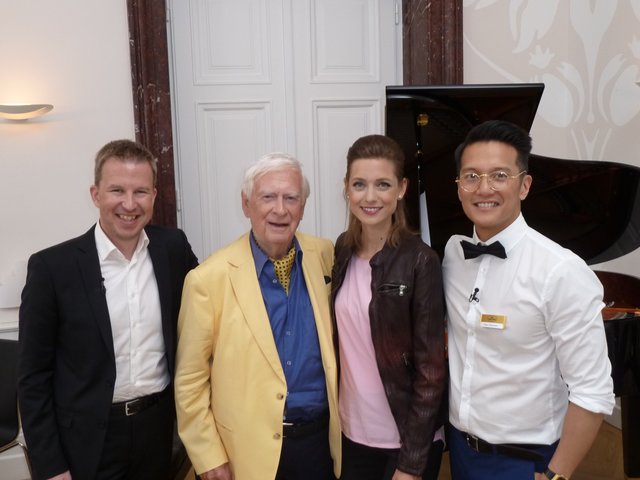 Sie alle treten im Senioren Café auf (von links nach rechts): Alexander Sedivy, Prof. Hademar Bankhofer, Larissa Putz und Vincent Bueno.
