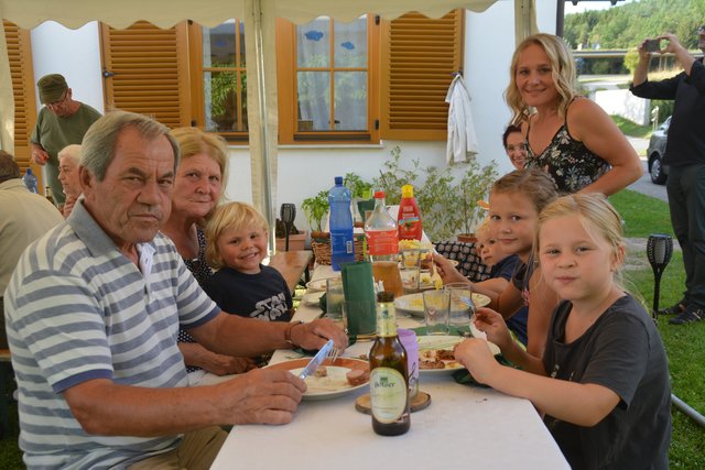 Die Nachbarn genossen bestes Gegrilltes und kühle Getränke.