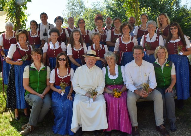 Kräuterpfarrer Benedikt mit NP-Direktor Christian Übl und seinem Team sowie der Singgruppe Hardegg nach der Feldmesse.