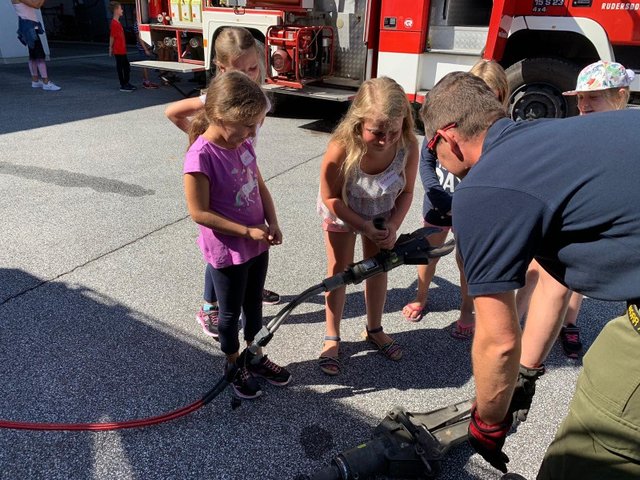 21 Kinder versuchten sich als kleine Feuerwehrleute.