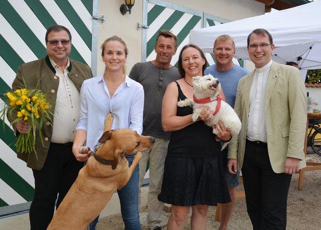 Die Tierärztinnen Verena Gapp und isabel Hainisch mit Gemeinderat Herwig Krammer, den Kabarettisten Fredi Jirkal und Pepi Hopf, sowieMilitärseelsorger Stefan Gugerel