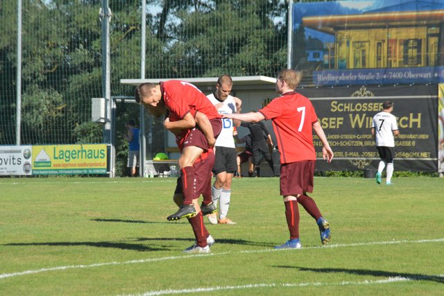 Drei Torschützen bejubeln das 2:0: Adam Tamas, Zsolt Topor und Philip Kröpfl