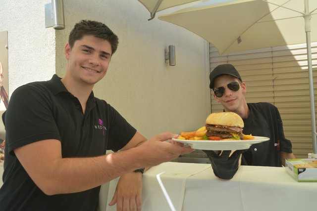 Burger, Steaks und einiges mehr gab es vom Grill bei Martin Tóth und Erik Tompaa.