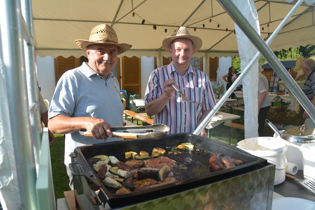 Die Grillmeister zauberten jede Menge Gaumenfreuden auf die Teller.