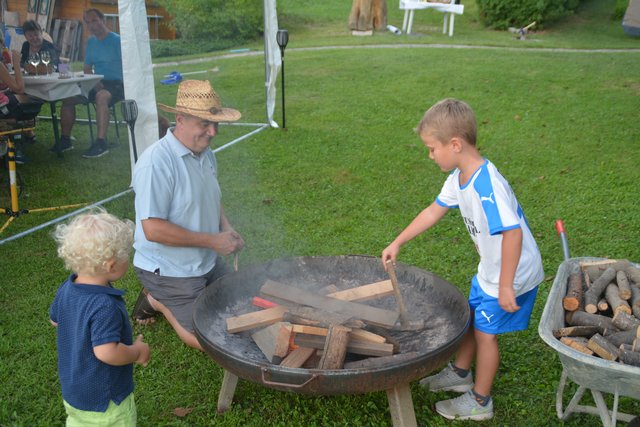 Papa Kurt Ruiter mit jungen Helfern beim Errichten eines kleinen Lagerfeuers