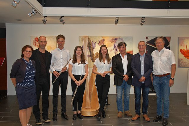 v.l.:Mag Sonja Traar, Künstler Arno Poptnig, "TAKE TIES" Jani Müller, Anna Pflügl und Clarissa Konzett, Vizebürgermeister Mario Slanoutz, Künstlerischer Leiter Janez Gregoric und 2.Vizebürgermeister Vladimir Smrtnik