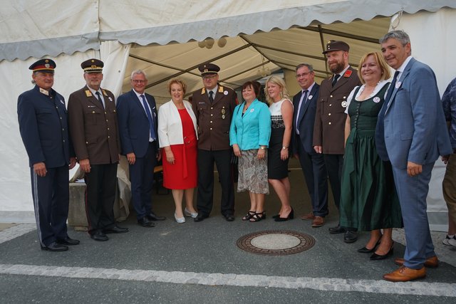 Kommandant Thomas Illigasch (Mitte) begrüßte zahlreiche Ehrengäste der Feuerwehr und Politk.