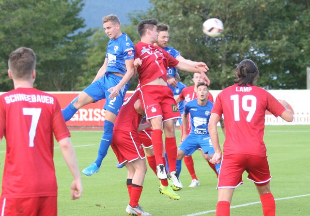 Die Imster Abwehr war nicht auf der Höhe, als der Schwazer Johannes Kinzner per Kopf zum 0:1 traf. | Foto: sportszene.tirol/Leitner