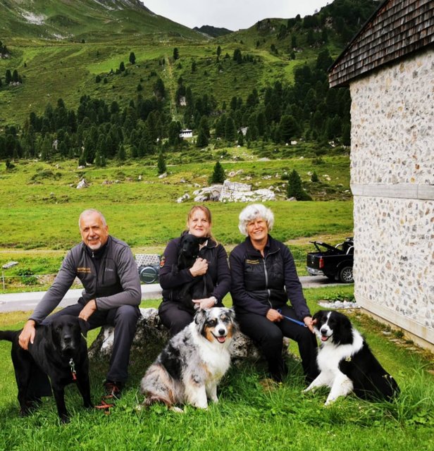 Teil der Diensthundestaffel der Tiroler Bergwacht: Stephan Pixner, Gabi Pfurtscheller und Carola Pixner (v.l.)