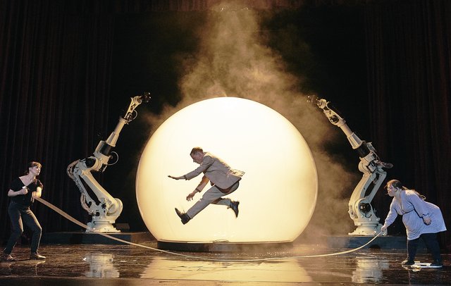 Jörg Pohl (Liliom), Maja Schöne (Julie) und Paula Karolina Stolze (Luise) zwischen den Roboterarmen in "Liliom". | Foto: SF/Matthias Horn