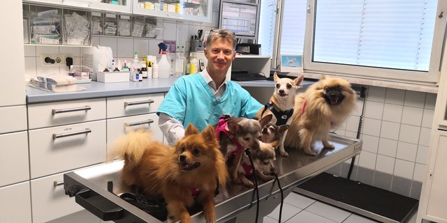 Tierarzt Ernest Kramberger-Kaplan mit sechs seiner tierischen Patienten.