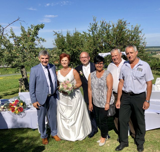Das Brautpaar Christine und Mario Faustner mit den Gratulanten Walter Temmel, Marianne Hackl, Josef Bauer und Günther Sinkovits (von links).