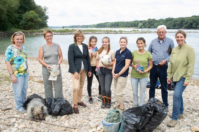 Nachhaltigkeitsministerin Maria Patek (3.vl.) mit Nationalpark-Direktorin Edith Klauser, Christine Hochholdinger, Gudrun Obersteiner, Iris Kempter, Carl Abensperg-Traun und Junior-Rangern beim Einsatz.
