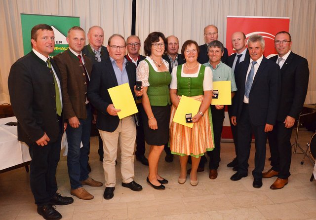 Ein großer Dank gilt den ausgeschiedenen Vorstands- und Aufsichtsratsmitgliedern (v.l.n.r.): Josef Fuchs, Josef Kreimel, Herbert Kendler, Karl Holzer, ÖKR Christine Wieser, Karl Wenninger, Josef Neuhauser, im Bild mit Obmann Stv. Johannes Zuser, Obmann Stv. Ing. Markus Brankl (1. u. 2. v.l.), der neuen AR-Vorsitzenden Elfriede Mayrhofer (6.v.l.), Dir. Ernst Rechenmacher und Obmann Thomas Achleitner (1.u.2.v.r.)
