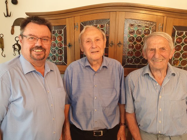 Bürgermeister Herbert Fürst, Jubilar Josef Kolmer und Seniorenbund Mitarbeiter Johann Gradauer (v. l.).
  | Foto: ÖVP Engerwitzdorf