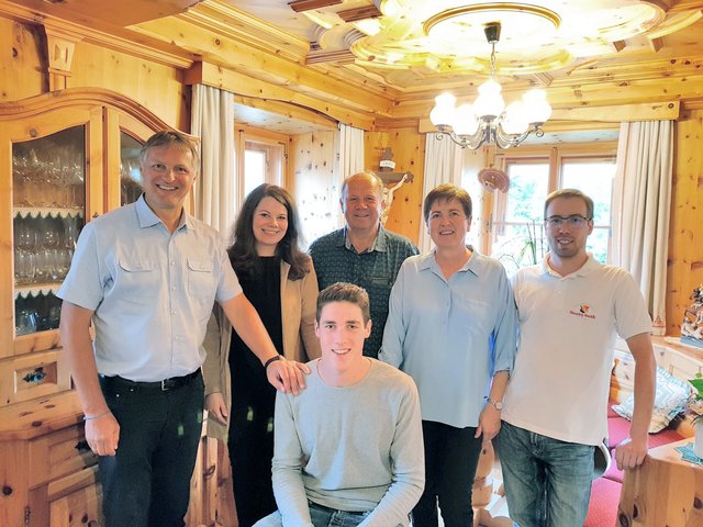 Stefan Planitzer (sitzend) mit Bgm. Georg Gappmayer (li.) und der Malermeisterfamilie Gautsch – Ulrike, Martin, Annemarie und Martin.