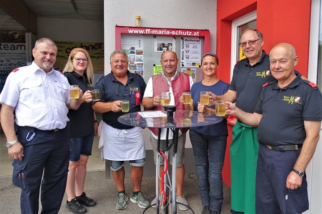 Kommandant Kurt Lang, Verwalterin Melanie Polleroß, Ehren-Verwalter Hannes Polleroß, Zaubergärtner Hans Scheiber, Isabella Kochmann von der Österreichischen Beamten Versicherung und die beiden Alt-Kommandanten Leopold Trenk und Johann Simeth (v.l.) stießen auf eine gelungene 40. Auflage ihres Mostheurigen an. | Foto: RAXmedia