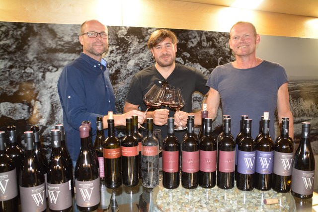 Fraternitas, die Bruderschaft: Georg, Stefan David und Stefan Paul Wellanschitz beim Verkosten der "Fraternitas" Jahrgänge.