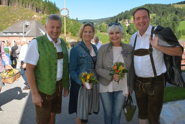 Bürgermeister Erwin Gruber (l.) und LAbg. Bernhard Ederer(r.) mit Begleitung beim 1. Musi–Kirtag in Gasen. | Foto: Hofmüller (151x)