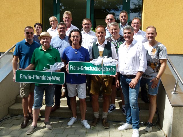 Bürgermeister Karl Konrad (vorne, 3.v.r.) übergab die Schilder an Franz Griesbacher (vorne, 4.v.r.) und Erwin Pfunder (vorne 5.v.r.).