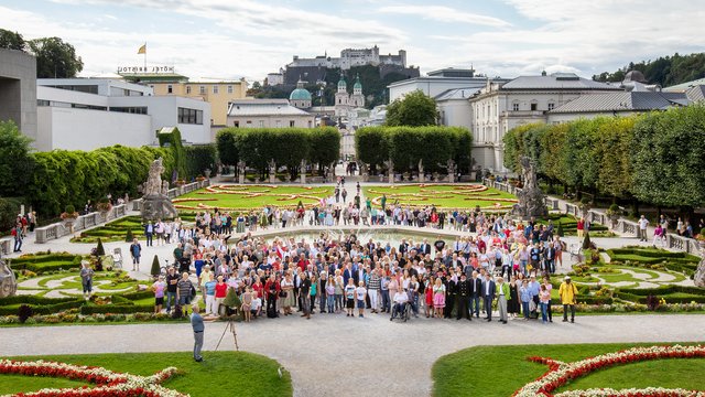 Zum Abschluss des Jubiläumsveranstaltung „180 Jahre Fotografie“ wurde im Mirabellgarten ein Riesen-Gruppenfoto gemacht. | Foto: Foto Sulzer