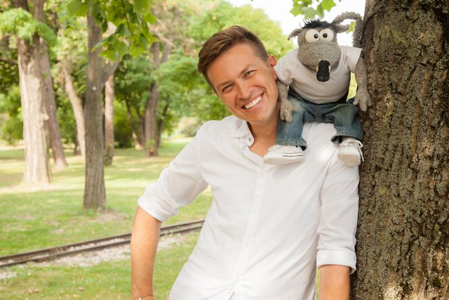 Robert Steiner und die freche Ratte Rolf Rüdiger sorgen beim großen Familienfest im Kurpark Oberlaa für Stimmung. | Foto: Steiner Familyentertainment